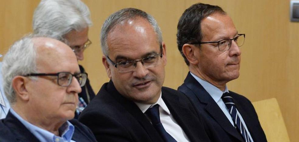 Los acusados, Pedro Morillas, Joaquín Peñalver y Miguel Ángel Cámara, sentados en el banquillo./N. García / AGM