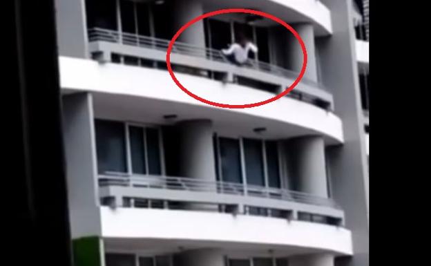Una mujer muere al caer desde el piso 27 mientras se hacía un selfie ...