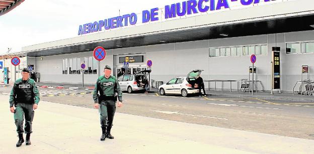 Dos agentes de la Guardia Civil prestando servicio en el aeropuerto de San Javier. / g. civil