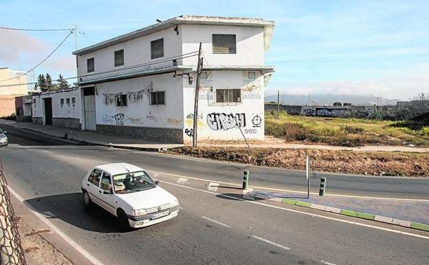 Tráfico junto a la Vereda de San Félix, ayer. /José María Rodríguez / AGM