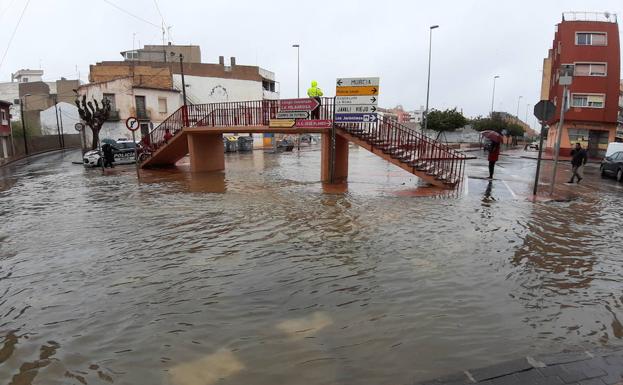 El agua desbordada en la rambla de Espinardo.