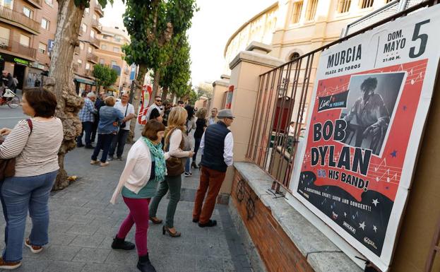 Cartel en la plaza de toros de Murcia, momentos antes del concierto. :: Edu Botella / AGM