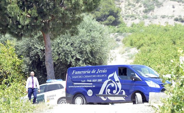 Un vehículo de la Guardia Civil y otro del servicio funerario acuden al lugar del accidente./Guillermo Carrión / AGM