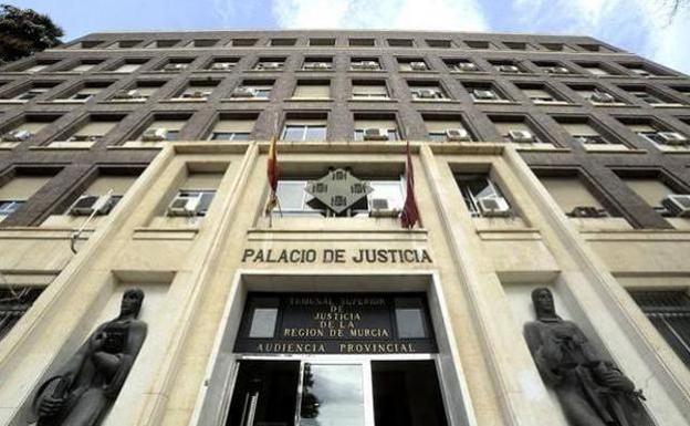 Absuelta la dueÃ±a de una gasolinera de Murcia a la que pedÃ­an cinco aÃ±os de cÃ¡rcel por estafa