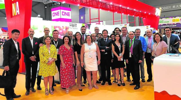 La delegación murciana que ha participado en la feria Asia Fruit Logistica de Hong Kong. / apoexpa