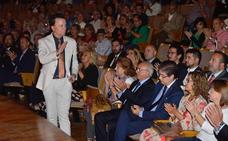 El cartagenero José Ortega Cano, camino del escenario del Víctor Villegas, donde ofreció el pregón de bienvenida de la Feria Taurina de Murcia./Vicente Vicéns / AGM