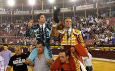 Cayetano y Ferrera salen a hombros./Nacho García/ AGM