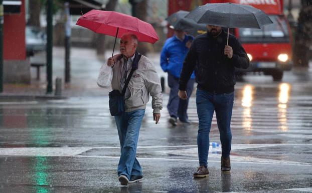Lluvia, esta mañana, en el centro de Murcia.