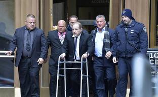 Harvey Weinstein, a la salida del juzgado./Reuters