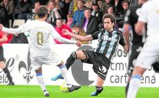 Quim Araujo disputa un balón con Álex Bernal, del Marbella, en el último partido en el Cartagonova./a. gil / agm