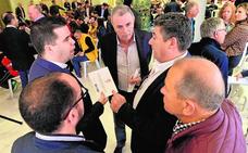 Tornel, junto a unos accionistas en la última Junta./VICENTE VICENS / AGM