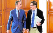 Los consejeros de Hacienda, Javier Celdrán, y de Salud, Manuel Villegas, en el palacio de San Esteban./N. GARCÍA