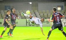 Elady remata de manera acrobática ante la mirada de Chino, Héctor Camps e Iker Torre en el Cartagena-Yeclano del pasado mes de diciembre./ANTONIO GIL / AGM