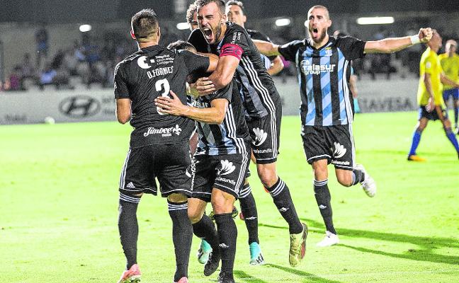 Forniés, Elady y Carlos David, en primer término, celebran un gol al Cádiz B en el Cartagonova./J. M. RODRÍGUEZ / AGM