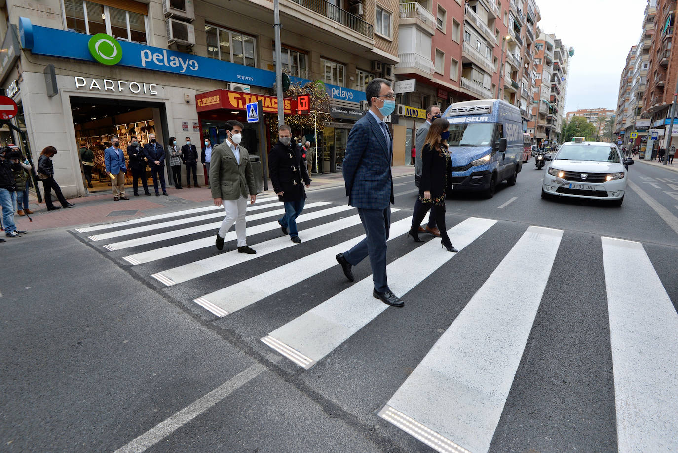 terremoto Mansión ligado Fotos: Murcia estrena los primeros pasos de peatones 'inteligentes' para  aumentar la seguridad de los viandantes | La Verdad