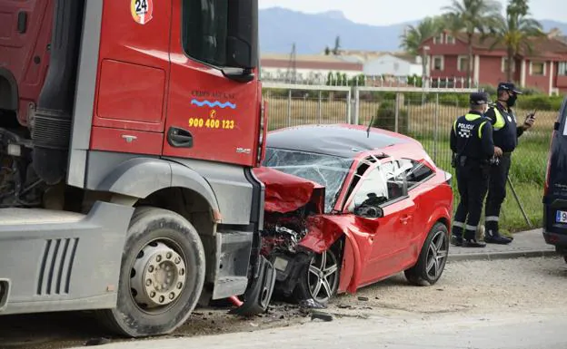 Imagen del coche accidentado, este jueves, en Murcia. /Ros Caval / AGM