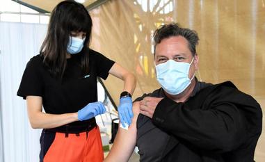 Un hombre recibe una dosis de una de las vacunas contra la covid-19/EFE