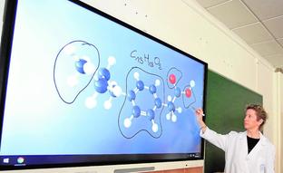 Estos paneles permiten la interconexión entre profesor y alumnos presencial y 'online'./UCAM