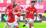 Rognny, a la derecha, celebra su gol al Cádiz B con Carrillo y Youness./V. V. / AGM
