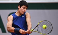 Carlos Alcaraz, golpea la bola durante su encuentro frente a Jan-Lennard Struff, este sábado en París./AFP