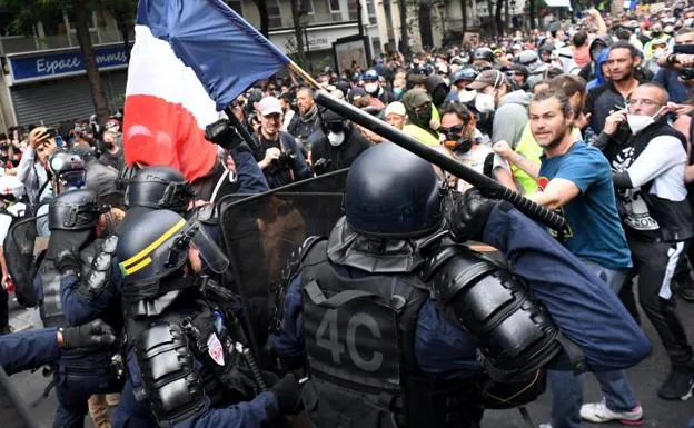 Las fuerzas de seguridad se vieron obligadas a actuar con contundencia en París ante la violencia de algunos manifestantes./AFP