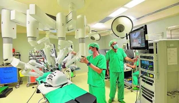 Urologists at the Reina Sofía test the Da Vinci robot in a training session this week. 