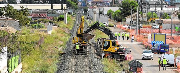 The machines lift the tracks of the Murcia-Lorca-Águilas line, yesterday in the vicinity of Sangonera. 