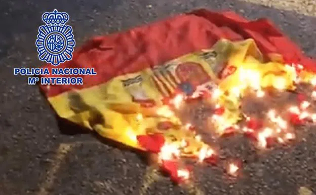 The flag of Spain burned by a young man in Murcia.