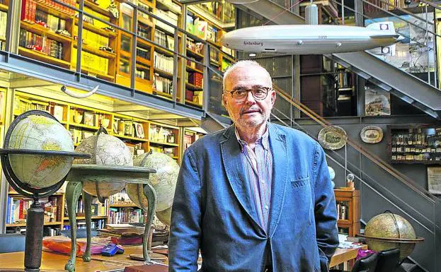 Javier Gómez Navarro posa en la inmensa biblioteca que posee anexa a su casa madrileña. /virginia carrasco