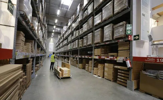 Ikea works to avoid product shortages in the global logistics crisis. 