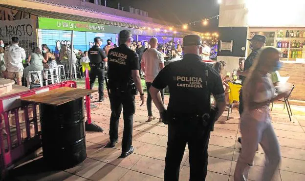 Four agents of the Local Police, during a control to avoid bottles in Cabo de Palos, in July. 