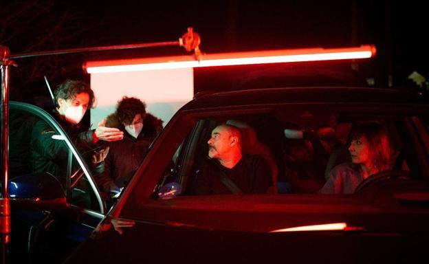 Rodrigo Cortés gives directions to Eduard Fernández and Nathalie Poza, during the filming of 'La broma'.