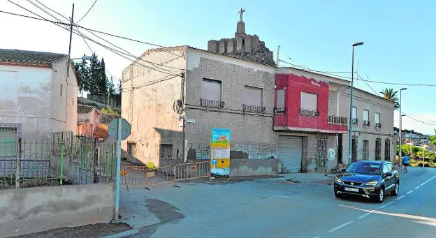 Access to Abderramán II street, from Alfonso X, which is too narrow for the passage of machinery, so the transfer of the adjoining properties has been negotiated for their demolition. 