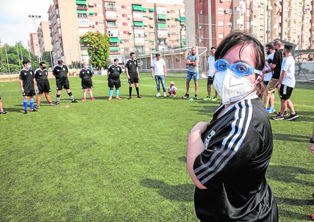 The team of intellectually disabled people from Efesé, gathered at the Juan Ángel Zamora in Ciudad Jardín, in the first training session. 