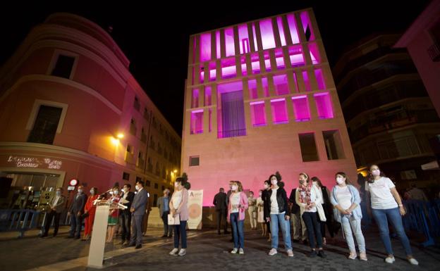 La Región se tiñe de rosa como símbolo de solidaridad
