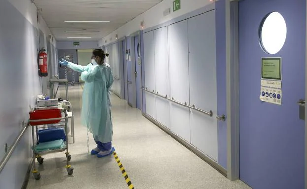 A health worker at the Reina Sofía hospital, in a file photo.