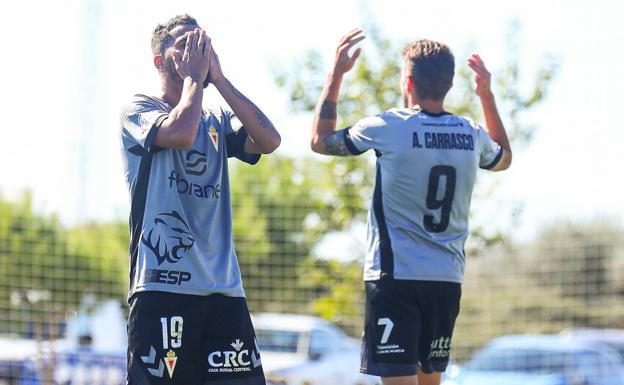 Juan Fernández and Andrés Carrasco lament during this Sunday's game against Atlético Levante.