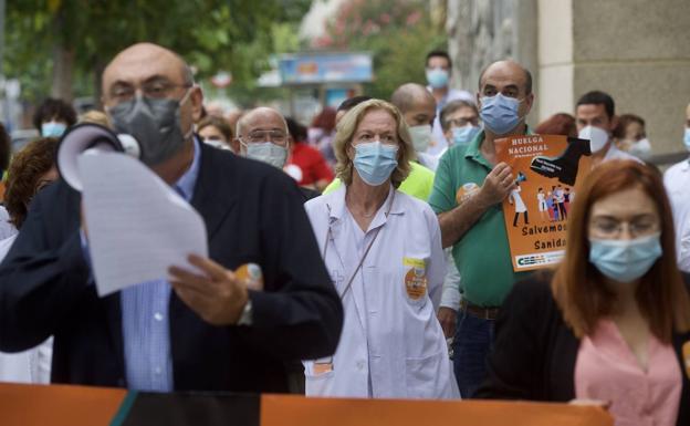 Archive image of a demonstration of health professionals at the door of a health center in Murcia.
