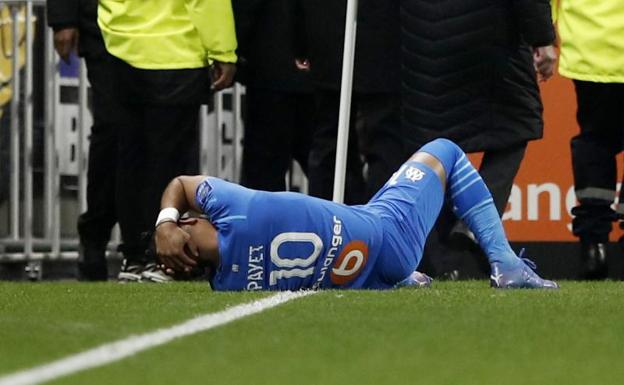 Dimitri Payet is in pain after receiving a bottle in Lyon. 