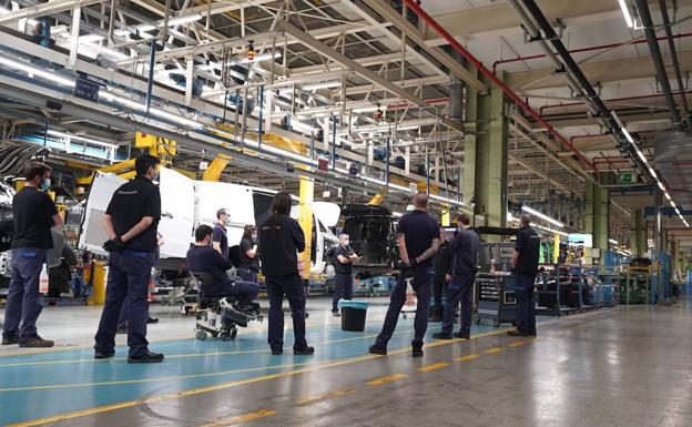 Workers at the Mercedes-Benz manufacturing plant in Vitoria. 
