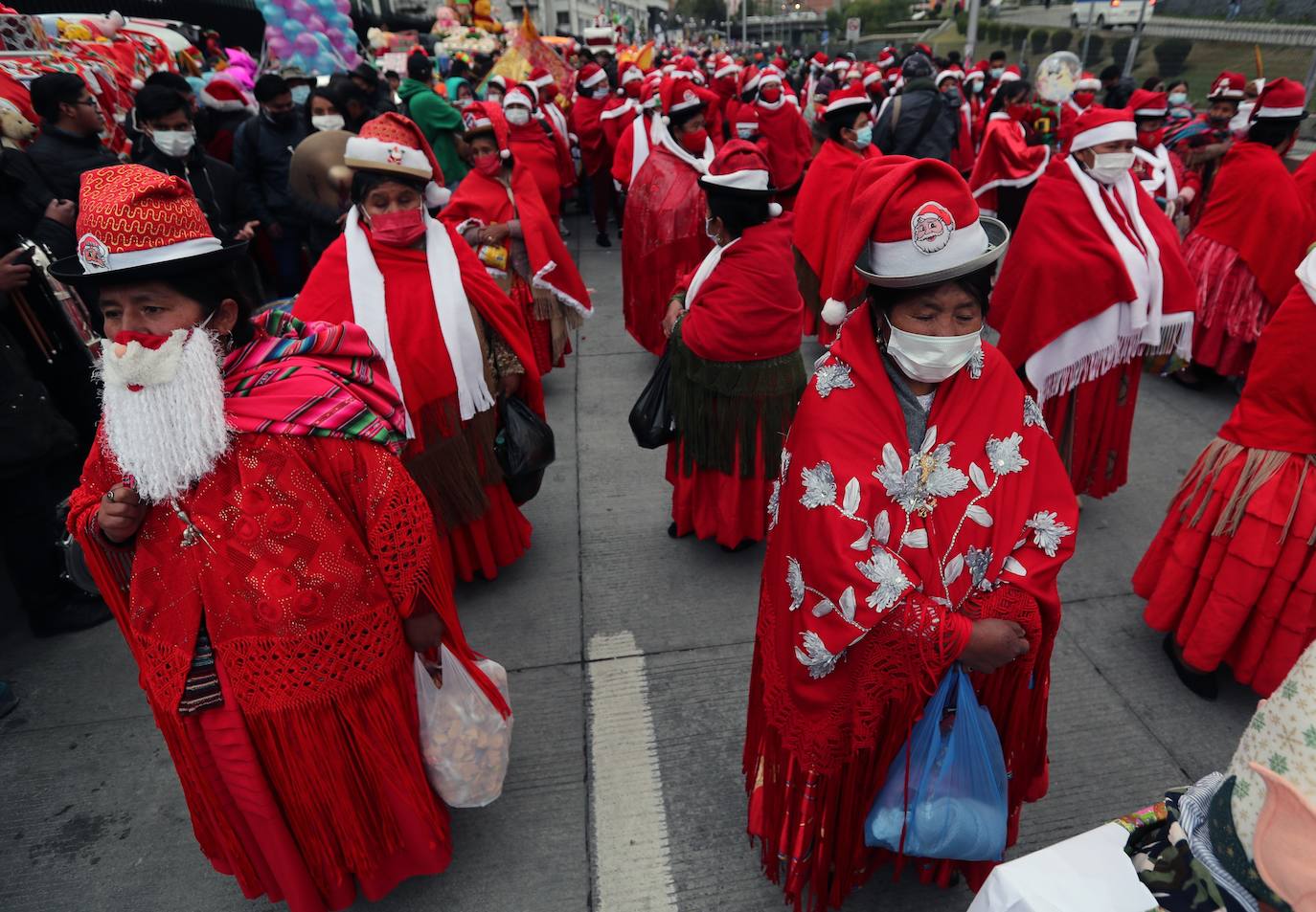Fotos: Un colorido desfile de artesanos da la bienvenida a la Navidad
