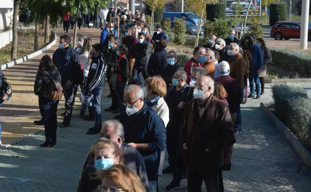 Over 60 years old queue at the Palacio de los Deportes in Murcia, this Monday, to receive the booster dose.
