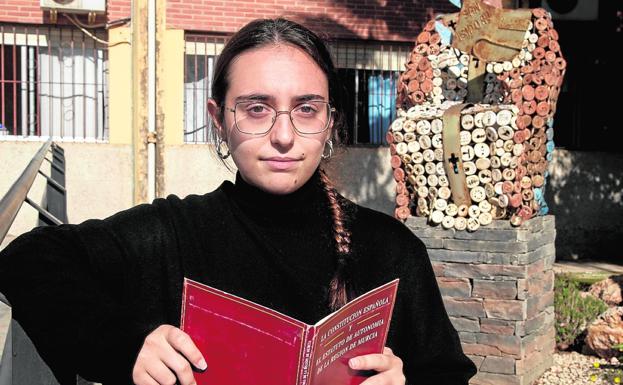 Alba María Tauste, with the Constitution in hand, in the courtyard of the San Isidoro Institute. 