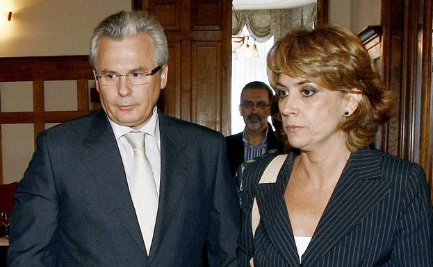 Baltasar Garzón y Dolores Delgado, en una imagen de 2008, cuando ambos trabajaban en la Audiencia Nacional.