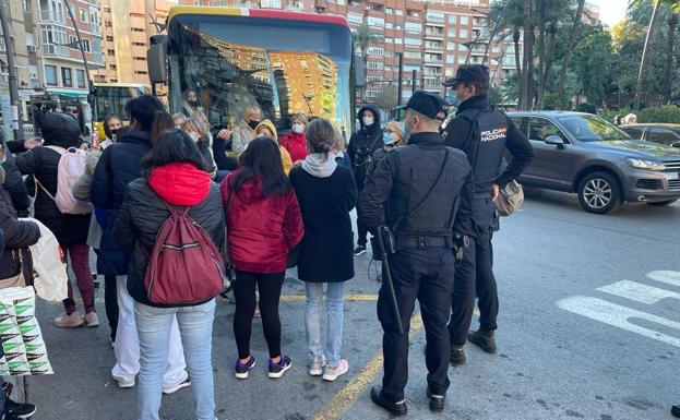 Police officers, along with the passengers who have stopped the bus in the Plaza Circular de Murcia.