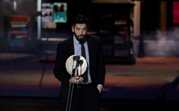 Producer Alfonso Blanco receives the Forqué Award for Best Series for 'Hierro'.