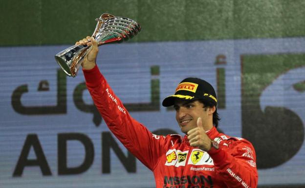 Carlos Sainz, en el podio de Abu Dabi. /reuters