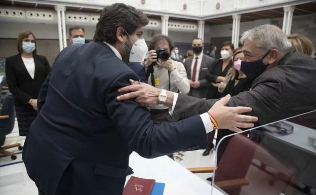 Fernando López Miras and Francisco Álvarez, one of the deputies expelled from Ciudadanos, in the Regional Assembly.