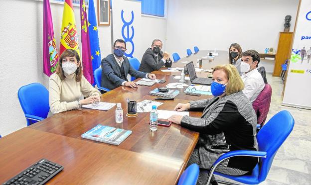 From left to right, journalist Teresa García, who moderated the meeting, accompanied by Luis Herranz, Ángel Martínez, Ana Correa, Francisco Hernández and Laura Rodríguez, yesterday at the COEC headquarters.