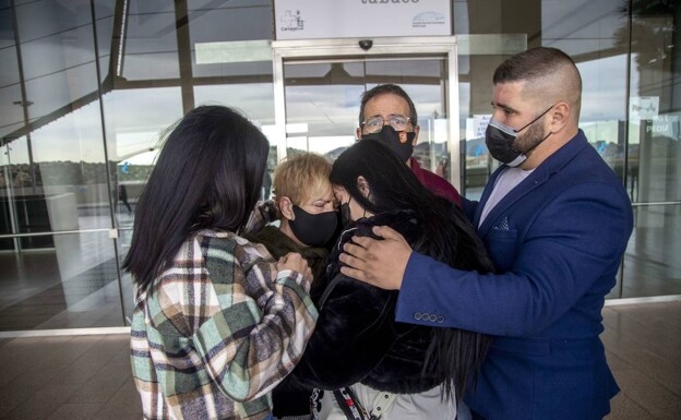Sara Gómez's family embraces at the door of the hospital, in a file image. 